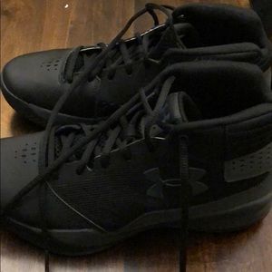 Underarnour basketball shoes